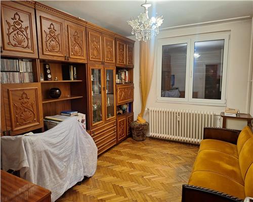 Apartament cu 3 camere langa scoala cu o pozitionare strategica.